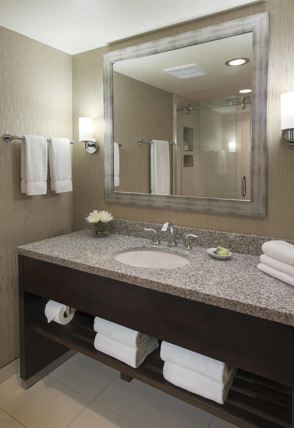 The Concourse Hotel 4*