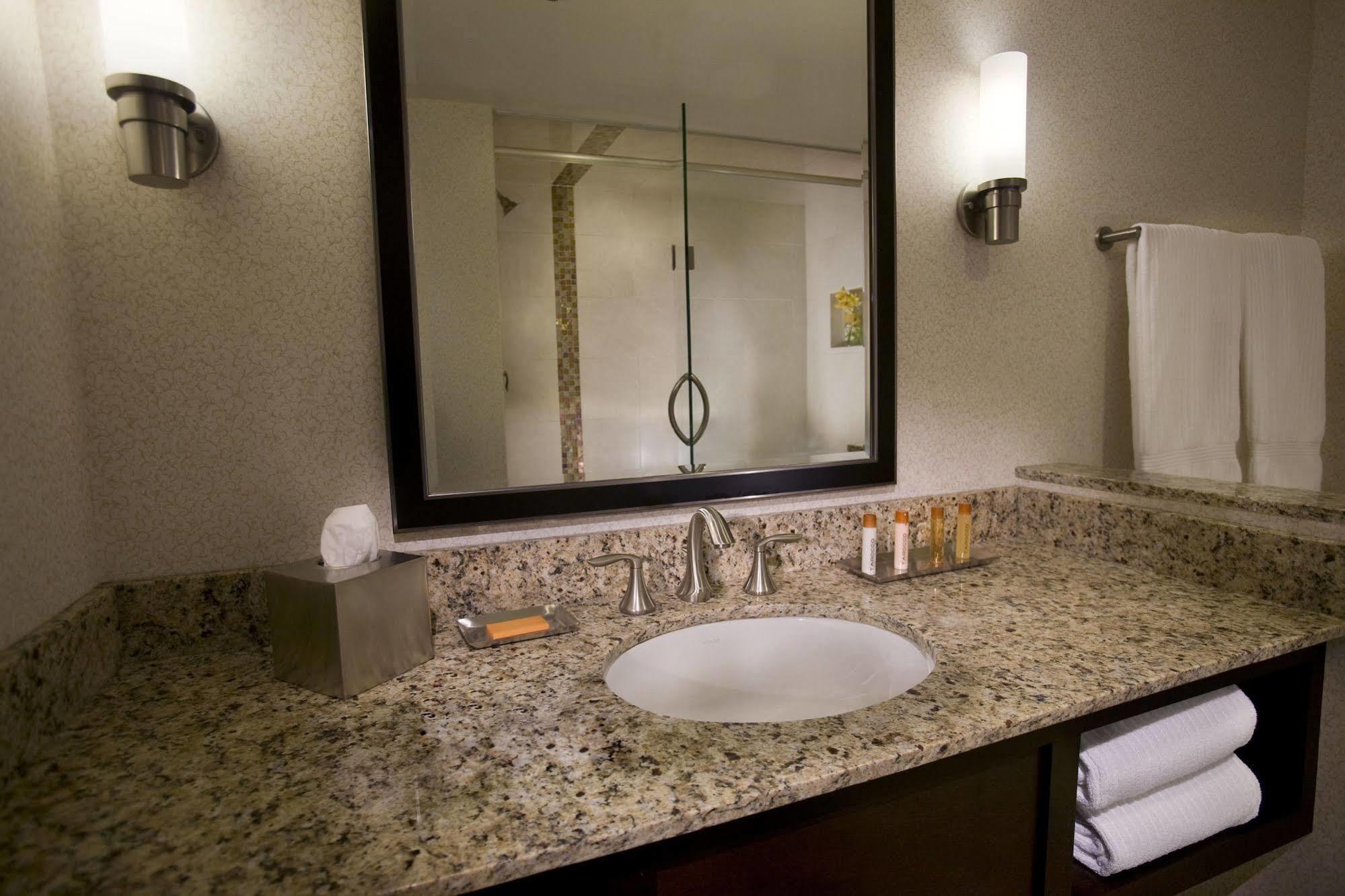 Hotel The Concourse 4*